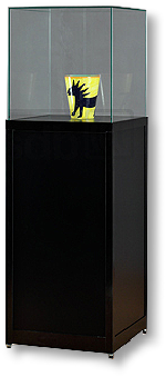 Standvitrine mit Glassturz