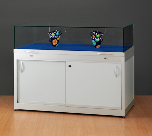 92100932-Museumsvitrine